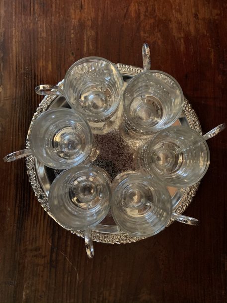 A set of 6 Toddy Glasses and Silver-plated Circular Gallery Tea Tray - Image 5