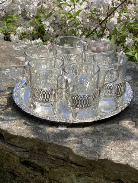 A set of 6 Toddy Glasses and Silver-plated Circular Gallery Tea Tray - Image 6