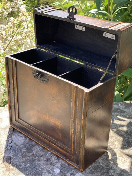 A Retro Three Bottle Wooden Hinged Lid Wine Carrier - Image 4
