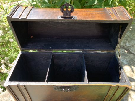 A Retro Three Bottle Wooden Hinged Lid Wine Carrier - Image 5