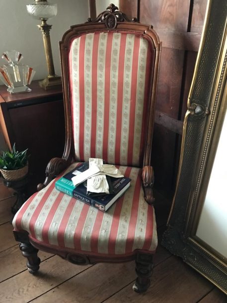 An Antique Victorian Ladies Walnut spoon back chair - Image 2