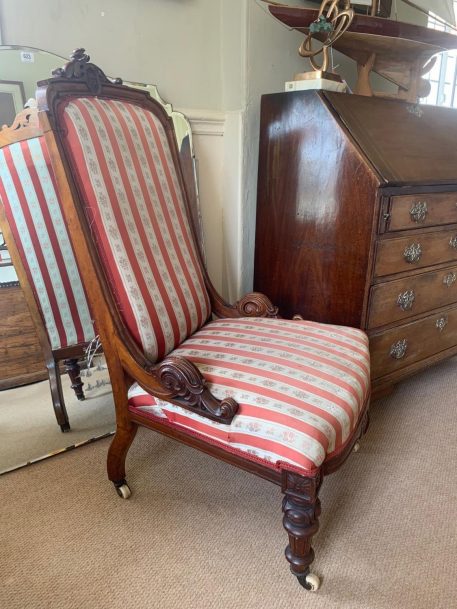 An Antique Victorian Ladies Walnut spoon back chair - Image 4