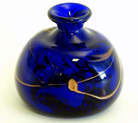 A stunning studio glass vase with cobalt blue and bronze coloured swirl decoration - Image 4