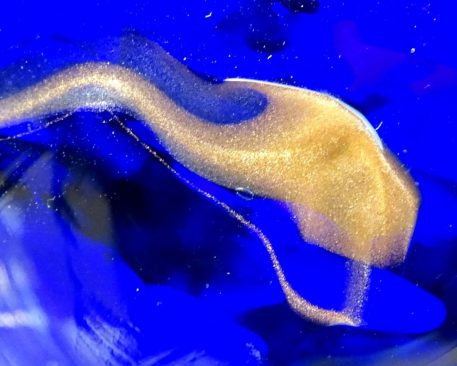 A stunning studio glass vase with cobalt blue and bronze coloured swirl decoration - Image 5