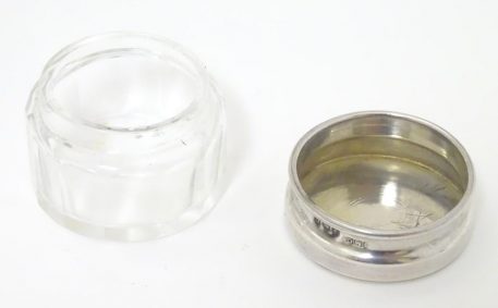 A small glass vanity jar with silver lid, hallmarked Birmingham 1927 - Image 4