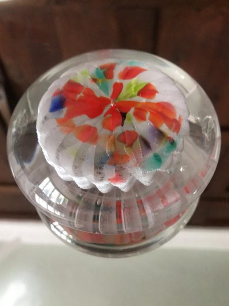 Attractive and Contemporary Art Glass Paperweight - Image 5