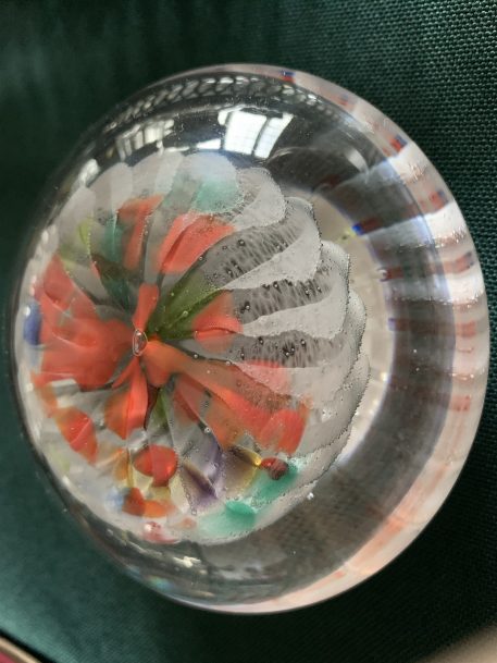 Attractive and Contemporary Art Glass Paperweight - Image 4