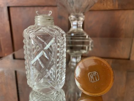 An Art Deco Cut Glass Scent Bottle with Faux Tortoiseshell Top - Image 5