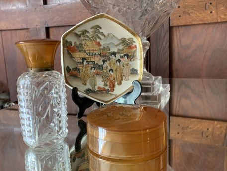 An Art Deco Cut Glass Scent Bottle with Faux Tortoiseshell Top - Image 2