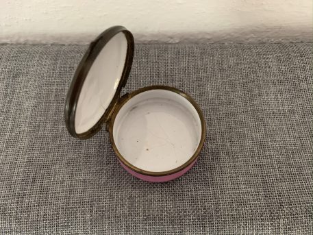 An Antique Bilston Enamel Circular Box decorated with a Classical Landscape Lid - Image 4