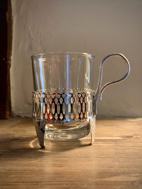 A set of 6 Toddy Glasses and Silver-plated Circular Gallery Tea Tray - Image 8