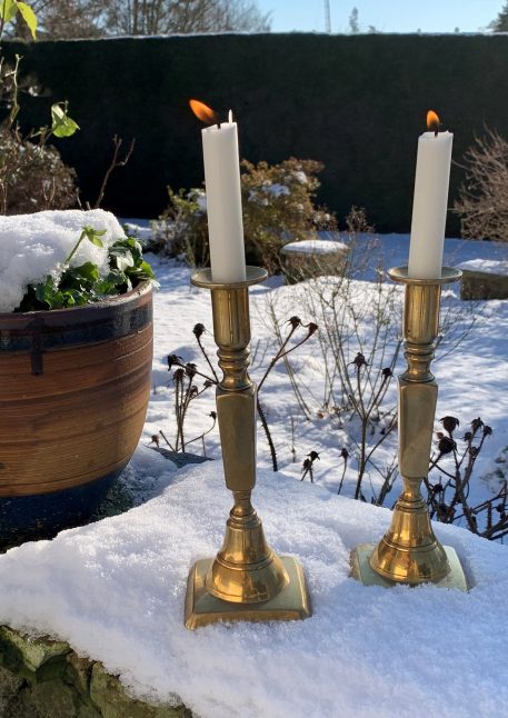 A lovely pair of early 19th Century Brass Candlesticks on square bases - Image 5