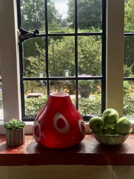 Double Cased 'Pop Art' Teardrop Shape Vase in Red Glass with White Abstract Circles - Image 11