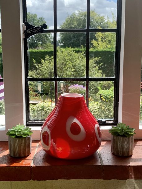 Double Cased 'Pop Art' Teardrop Shape Vase in Red Glass with White Abstract Circles - Image 9