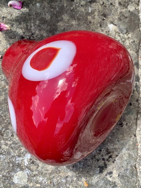 Double Cased 'Pop Art' Teardrop Shape Vase in Red Glass with White Abstract Circles - Image 10