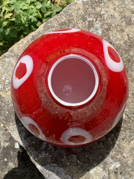 Double Cased 'Pop Art' Teardrop Shape Vase in Red Glass with White Abstract Circles - Image 8
