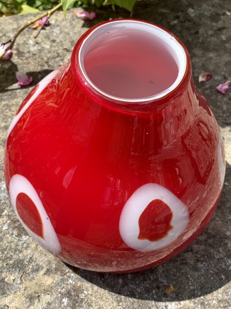 Double Cased 'Pop Art' Teardrop Shape Vase in Red Glass with White Abstract Circles - Image 12