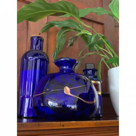 A stunning studio glass vase with cobalt blue and bronze coloured swirl decoration - Image 2