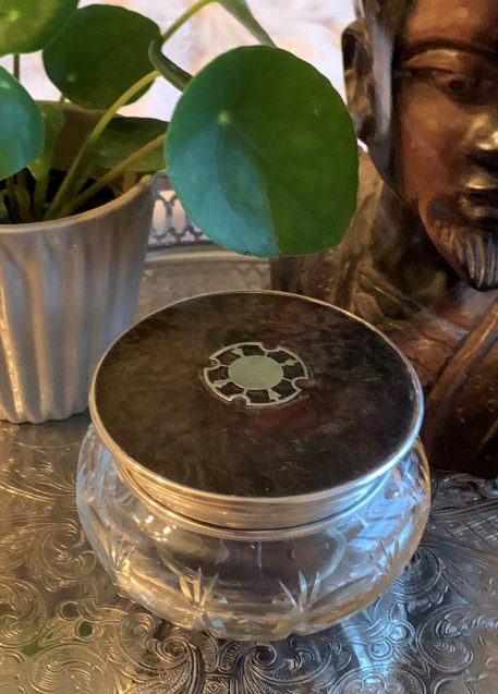 A cut glass vanity pot with Silver and Tortoiseshell lid - Image 2