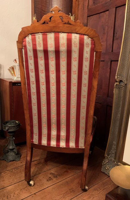 An Antique Victorian Ladies Walnut spoon back chair - Image 9