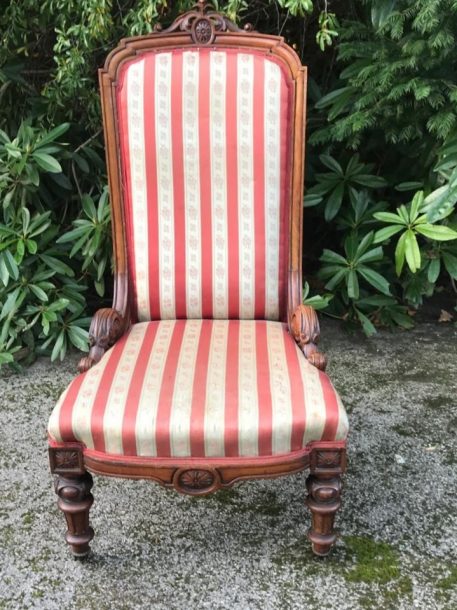 An Antique Victorian Ladies Walnut spoon back chair - Image 6