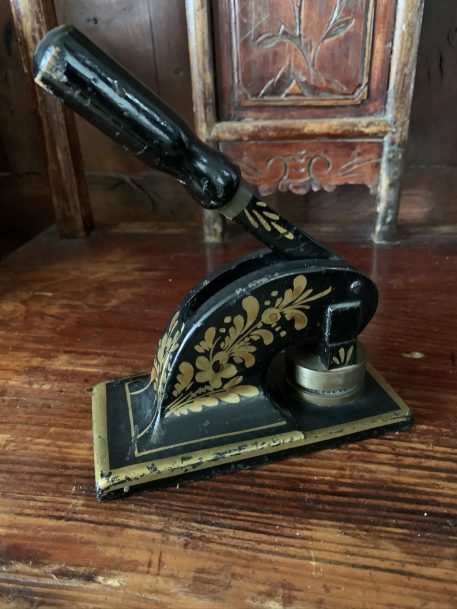A Vintage Cast Iron Desk Letter Head Seal / Embosser - Image 3